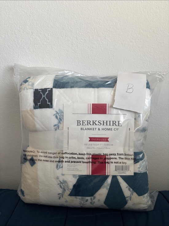 Berkshire Other - Berkshire Plush VelvetSoft Throw Blanket in Blue & White Patchwork